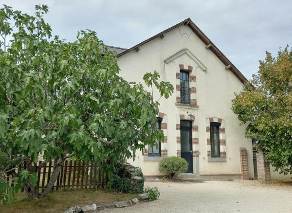 LAVAL – MAISON DE CARACTÈRE DE 240 M² AVEC JARDIN ARBORÉ DE 1 180 M², À DEUX PAS DU CENTRE-VILLE