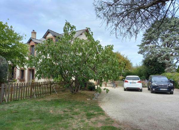 LAVAL – MAISON DE CARACTÈRE DE 240 M² AVEC JARDIN ARBORÉ DE 1 180 M², À DEUX PAS DU CENTRE-VILLE