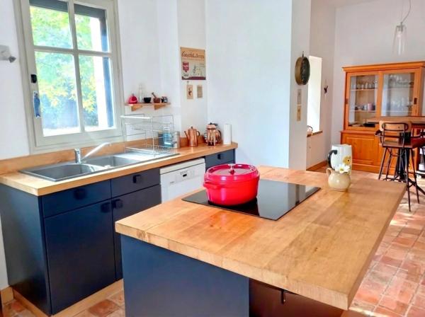 LAVAL – MAISON DE CARACTÈRE DE 240 M² AVEC JARDIN ARBORÉ DE 1 180 M², À DEUX PAS DU CENTRE-VILLE