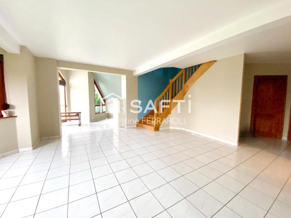 Maison architecte avec espace de vie 50 m2 et terrain piscinable