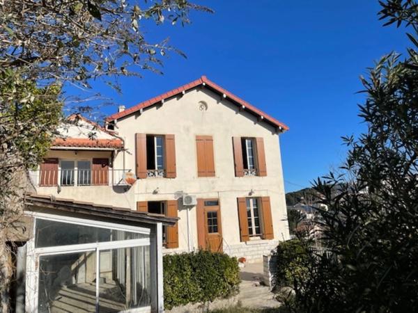Maison en pierre + terrain constuctible et piscinable (865 m2)