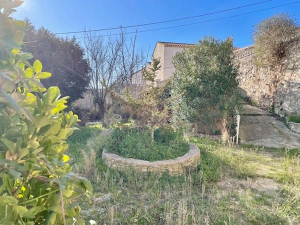 Maison en pierre + terrain constuctible et piscinable (865 m2)