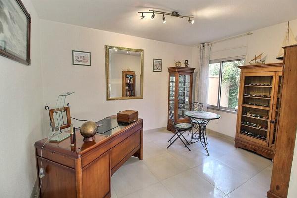 Appartement Marseille 8ème 4 pièces 88 m2 au pied des collines avec terrasse, jardin et garage fermé.