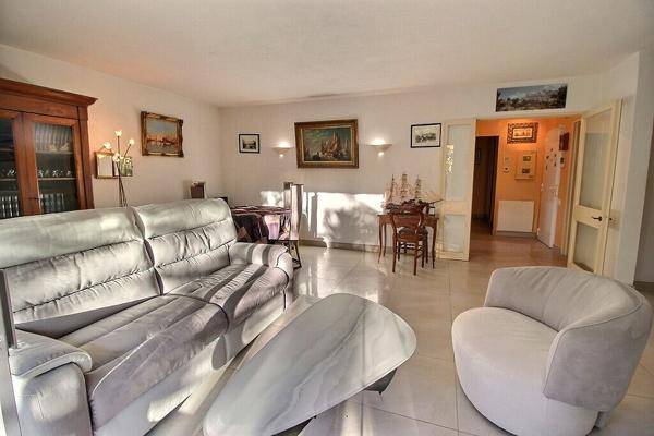 Appartement Marseille 8ème 4 pièces 88 m2 au pied des collines avec terrasse, jardin et garage fermé.