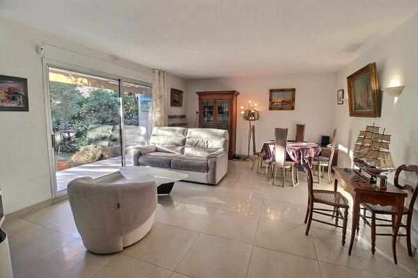 Appartement Marseille 8ème 4 pièces 88 m2 au pied des collines avec terrasse, jardin et garage fermé.