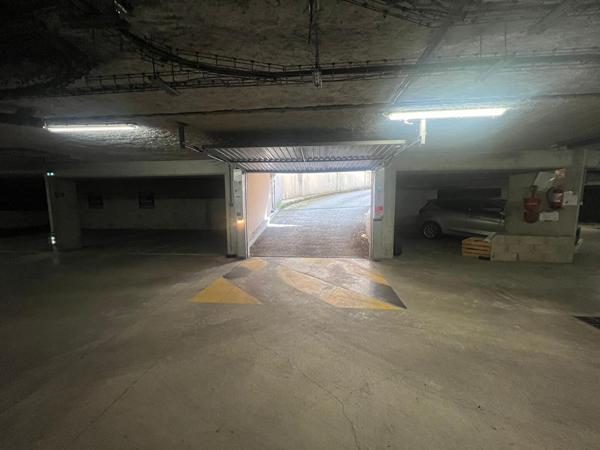 Parking / box Combs La Ville