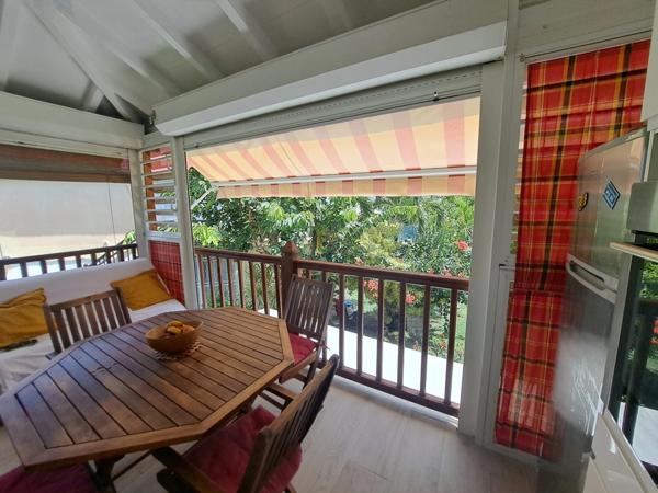 Studio rénové avec terrasse et vue verdoyante – Saint-François