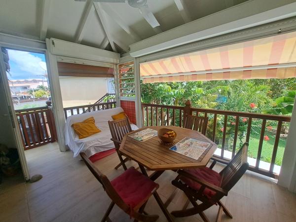 Studio rénové avec terrasse et vue verdoyante – Saint-François