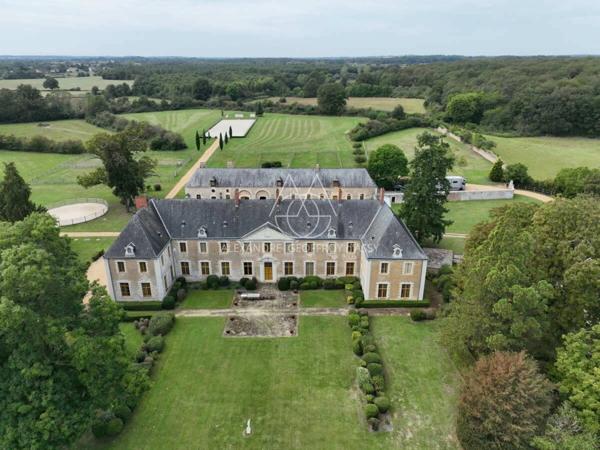 Superbe château du XIIIe siècle a 1h45 de Montparnasse et 2 heures de Paris en voiture.