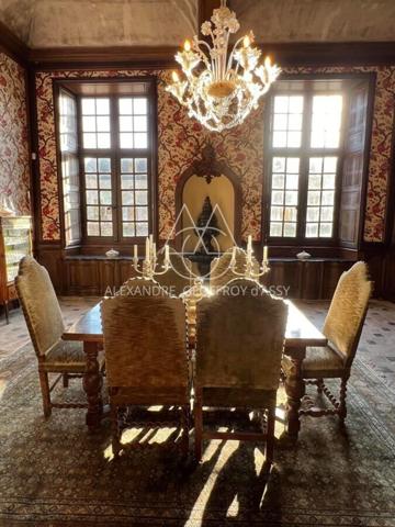 Superbe château du XIIIe siècle a 1h45 de Montparnasse et 2 heures de Paris en voiture.