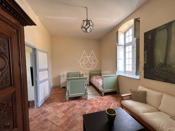 Superbe château du XIIIe siècle a 1h45 de Montparnasse et 2 heures de Paris en voiture.