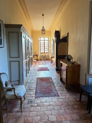 Superbe château du XIIIe siècle a 1h45 de Montparnasse et 2 heures de Paris en voiture.