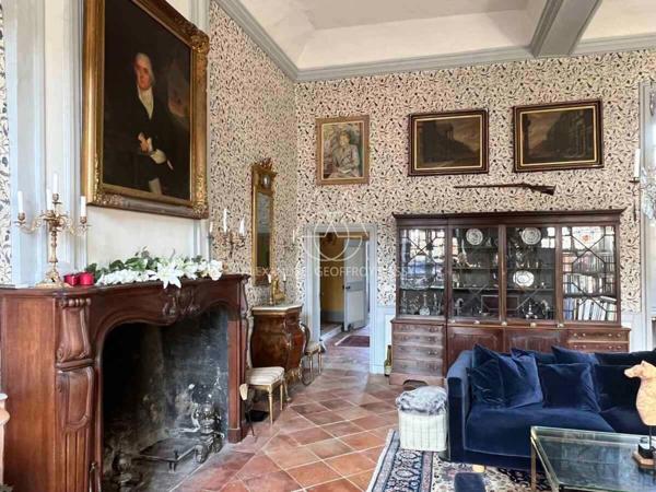 Superbe château du XIIIe siècle a 1h45 de Montparnasse et 2 heures de Paris en voiture.