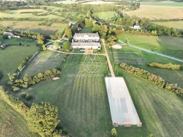 Superbe château du XIIIe siècle a 1h45 de Montparnasse et 2 heures de Paris en voiture.