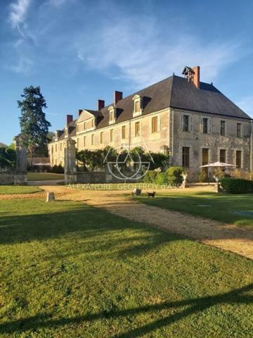 Superbe château du XIIIe siècle a 1h45 de Montparnasse et 2 heures de Paris en voiture.