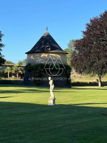Superbe château du XIIIe siècle a 1h45 de Montparnasse et 2 heures de Paris en voiture.