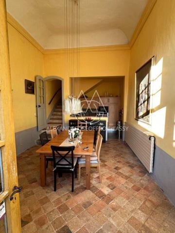 Superbe château du XIIIe siècle a 1h45 de Montparnasse et 2 heures de Paris en voiture.