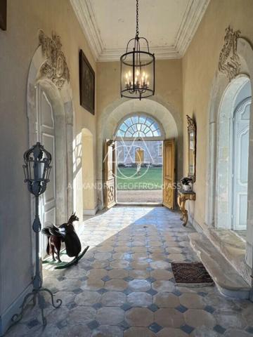 Superbe château du XIIIe siècle a 1h45 de Montparnasse et 2 heures de Paris en voiture.