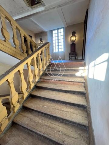 Superbe château du XIIIe siècle a 1h45 de Montparnasse et 2 heures de Paris en voiture.