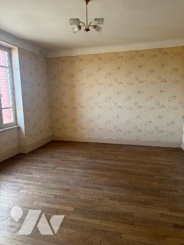 Maison individuelle à rénover possédant un jardin avec puits