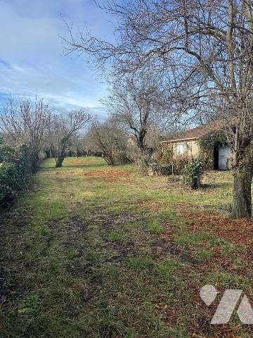 Maison individuelle à rénover possédant un jardin avec puits