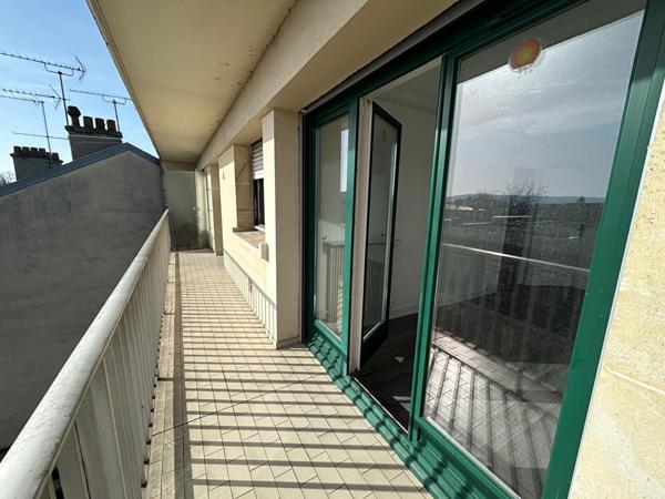 Appartement F2 à Mantes la jolie, balcon, place de stationnement au centre ville