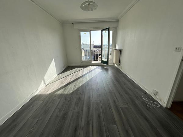 Appartement F2 à Mantes la jolie, balcon, place de stationnement au centre ville