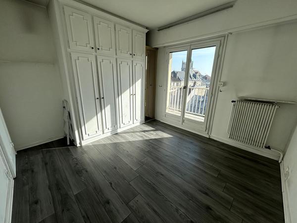 Appartement F2 à Mantes la jolie, balcon, place de stationnement au centre ville