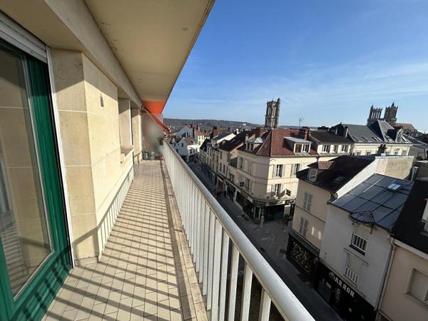 Appartement F2 à Mantes la jolie, balcon, place de stationnement au centre ville
