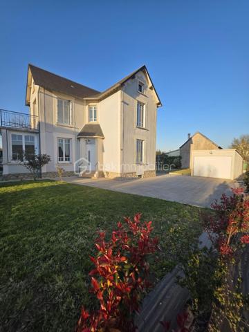 Charmante maison de bourg avec jardin et balcon
Idéalement située à mi-chemin entre L’Aigle et Argentan, à seulement 25 minutes, et à environ 15 minutes de Sées et de Gacé, cette charmante maison de bourg bénéficie d’un emplacement privilégié, à proximité immédiate à pied des commerces et de l’école.
La maison se compose, au rez-de-chaussée, d’une entrée desservant un salon lumineux, d’un séjour agréable ainsi que d’une cuisine aménagée et équipée, indépendante tout en étant attenante au séjour. Un WC complète ce niveau.
À l’étage, un palier dessert une spacieuse chambre lumineuse avec balcon privatif, une salle d’eau, un bureau ainsi qu’une seconde chambre. Un grenier offre également un espace de rangement supplémentaire.
La propriété dispose par ailleurs d’un sous-sol à usage de chaufferie ainsi que d’un garage préfabriqué.
Vous serez séduits par son terrain agréable et bien agencé d'environ 850m2 , agrémenté notamment de plusieurs arbres fruitiers, offrant un cadre de vie paisible tout en restant proche de toutes les commodités.
Les atouts : 
Commerces et école accessibles à pied / Arrêt de bus à proximité 
Garage et sous-sol
Assainissement collectif
Une maison pleine de charme, bénéficiant d’un emplacement recherché et d’un agréable environnement. 
Chauffage par chauffage central au fioul (chaudière vieillissante) 
Une visite s’impose !