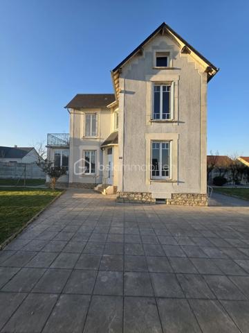 Charmante maison de bourg avec jardin et balcon
Idéalement située à mi-chemin entre L’Aigle et Argentan, à seulement 25 minutes, et à environ 15 minutes de Sées et de Gacé, cette charmante maison de bourg bénéficie d’un emplacement privilégié, à proximité immédiate à pied des commerces et de l’école.
La maison se compose, au rez-de-chaussée, d’une entrée desservant un salon lumineux, d’un séjour agréable ainsi que d’une cuisine aménagée et équipée, indépendante tout en étant attenante au séjour. Un WC complète ce niveau.
À l’étage, un palier dessert une spacieuse chambre lumineuse avec balcon privatif, une salle d’eau, un bureau ainsi qu’une seconde chambre. Un grenier offre également un espace de rangement supplémentaire.
La propriété dispose par ailleurs d’un sous-sol à usage de chaufferie ainsi que d’un garage préfabriqué.
Vous serez séduits par son terrain agréable et bien agencé d'environ 850m2 , agrémenté notamment de plusieurs arbres fruitiers, offrant un cadre de vie paisible tout en restant proche de toutes les commodités.
Les atouts : 
Commerces et école accessibles à pied / Arrêt de bus à proximité 
Garage et sous-sol
Assainissement collectif
Une maison pleine de charme, bénéficiant d’un emplacement recherché et d’un agréable environnement. 
Chauffage par chauffage central au fioul (chaudière vieillissante) 
Une visite s’impose !