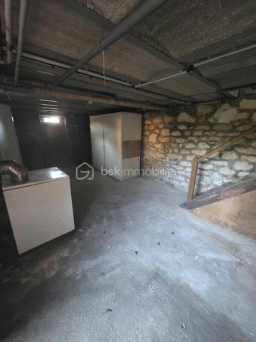 Charmante maison de bourg avec jardin et balcon
Idéalement située à mi-chemin entre L’Aigle et Argentan, à seulement 25 minutes, et à environ 15 minutes de Sées et de Gacé, cette charmante maison de bourg bénéficie d’un emplacement privilégié, à proximité immédiate à pied des commerces et de l’école.
La maison se compose, au rez-de-chaussée, d’une entrée desservant un salon lumineux, d’un séjour agréable ainsi que d’une cuisine aménagée et équipée, indépendante tout en étant attenante au séjour. Un WC complète ce niveau.
À l’étage, un palier dessert une spacieuse chambre lumineuse avec balcon privatif, une salle d’eau, un bureau ainsi qu’une seconde chambre. Un grenier offre également un espace de rangement supplémentaire.
La propriété dispose par ailleurs d’un sous-sol à usage de chaufferie ainsi que d’un garage préfabriqué.
Vous serez séduits par son terrain agréable et bien agencé d'environ 850m2 , agrémenté notamment de plusieurs arbres fruitiers, offrant un cadre de vie paisible tout en restant proche de toutes les commodités.
Les atouts : 
Commerces et école accessibles à pied / Arrêt de bus à proximité 
Garage et sous-sol
Assainissement collectif
Une maison pleine de charme, bénéficiant d’un emplacement recherché et d’un agréable environnement. 
Chauffage par chauffage central au fioul (chaudière vieillissante) 
Une visite s’impose !