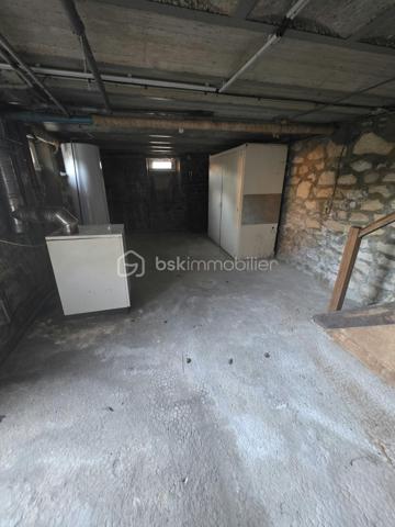Charmante maison de bourg avec jardin et balcon
Idéalement située à mi-chemin entre L’Aigle et Argentan, à seulement 25 minutes, et à environ 15 minutes de Sées et de Gacé, cette charmante maison de bourg bénéficie d’un emplacement privilégié, à proximité immédiate à pied des commerces et de l’école.
La maison se compose, au rez-de-chaussée, d’une entrée desservant un salon lumineux, d’un séjour agréable ainsi que d’une cuisine aménagée et équipée, indépendante tout en étant attenante au séjour. Un WC complète ce niveau.
À l’étage, un palier dessert une spacieuse chambre lumineuse avec balcon privatif, une salle d’eau, un bureau ainsi qu’une seconde chambre. Un grenier offre également un espace de rangement supplémentaire.
La propriété dispose par ailleurs d’un sous-sol à usage de chaufferie ainsi que d’un garage préfabriqué.
Vous serez séduits par son terrain agréable et bien agencé d'environ 850m2 , agrémenté notamment de plusieurs arbres fruitiers, offrant un cadre de vie paisible tout en restant proche de toutes les commodités.
Les atouts : 
Commerces et école accessibles à pied / Arrêt de bus à proximité 
Garage et sous-sol
Assainissement collectif
Une maison pleine de charme, bénéficiant d’un emplacement recherché et d’un agréable environnement. 
Chauffage par chauffage central au fioul (chaudière vieillissante) 
Une visite s’impose !