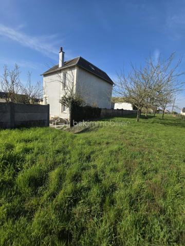 Charmante maison de bourg avec jardin et balcon
Idéalement située à mi-chemin entre L’Aigle et Argentan, à seulement 25 minutes, et à environ 15 minutes de Sées et de Gacé, cette charmante maison de bourg bénéficie d’un emplacement privilégié, à proximité immédiate à pied des commerces et de l’école.
La maison se compose, au rez-de-chaussée, d’une entrée desservant un salon lumineux, d’un séjour agréable ainsi que d’une cuisine aménagée et équipée, indépendante tout en étant attenante au séjour. Un WC complète ce niveau.
À l’étage, un palier dessert une spacieuse chambre lumineuse avec balcon privatif, une salle d’eau, un bureau ainsi qu’une seconde chambre. Un grenier offre également un espace de rangement supplémentaire.
La propriété dispose par ailleurs d’un sous-sol à usage de chaufferie ainsi que d’un garage préfabriqué.
Vous serez séduits par son terrain agréable et bien agencé d'environ 850m2 , agrémenté notamment de plusieurs arbres fruitiers, offrant un cadre de vie paisible tout en restant proche de toutes les commodités.
Les atouts : 
Commerces et école accessibles à pied / Arrêt de bus à proximité 
Garage et sous-sol
Assainissement collectif
Une maison pleine de charme, bénéficiant d’un emplacement recherché et d’un agréable environnement. 
Chauffage par chauffage central au fioul (chaudière vieillissante) 
Une visite s’impose !