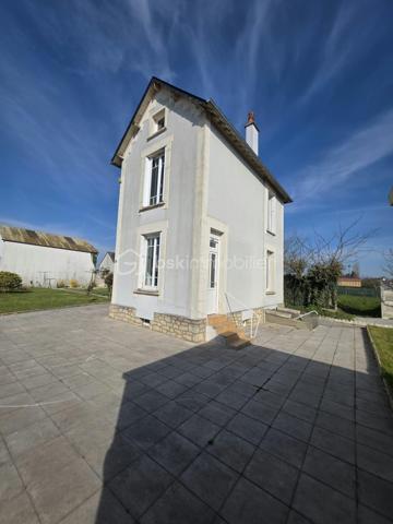 Charmante maison de bourg avec jardin et balcon
Idéalement située à mi-chemin entre L’Aigle et Argentan, à seulement 25 minutes, et à environ 15 minutes de Sées et de Gacé, cette charmante maison de bourg bénéficie d’un emplacement privilégié, à proximité immédiate à pied des commerces et de l’école.
La maison se compose, au rez-de-chaussée, d’une entrée desservant un salon lumineux, d’un séjour agréable ainsi que d’une cuisine aménagée et équipée, indépendante tout en étant attenante au séjour. Un WC complète ce niveau.
À l’étage, un palier dessert une spacieuse chambre lumineuse avec balcon privatif, une salle d’eau, un bureau ainsi qu’une seconde chambre. Un grenier offre également un espace de rangement supplémentaire.
La propriété dispose par ailleurs d’un sous-sol à usage de chaufferie ainsi que d’un garage préfabriqué.
Vous serez séduits par son terrain agréable et bien agencé d'environ 850m2 , agrémenté notamment de plusieurs arbres fruitiers, offrant un cadre de vie paisible tout en restant proche de toutes les commodités.
Les atouts : 
Commerces et école accessibles à pied / Arrêt de bus à proximité 
Garage et sous-sol
Assainissement collectif
Une maison pleine de charme, bénéficiant d’un emplacement recherché et d’un agréable environnement. 
Chauffage par chauffage central au fioul (chaudière vieillissante) 
Une visite s’impose !