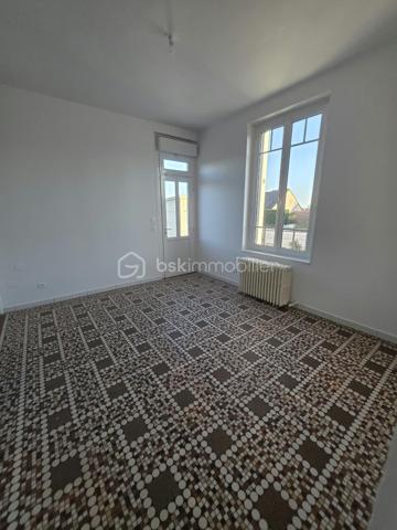 Charmante maison de bourg avec jardin et balcon
Idéalement située à mi-chemin entre L’Aigle et Argentan, à seulement 25 minutes, et à environ 15 minutes de Sées et de Gacé, cette charmante maison de bourg bénéficie d’un emplacement privilégié, à proximité immédiate à pied des commerces et de l’école.
La maison se compose, au rez-de-chaussée, d’une entrée desservant un salon lumineux, d’un séjour agréable ainsi que d’une cuisine aménagée et équipée, indépendante tout en étant attenante au séjour. Un WC complète ce niveau.
À l’étage, un palier dessert une spacieuse chambre lumineuse avec balcon privatif, une salle d’eau, un bureau ainsi qu’une seconde chambre. Un grenier offre également un espace de rangement supplémentaire.
La propriété dispose par ailleurs d’un sous-sol à usage de chaufferie ainsi que d’un garage préfabriqué.
Vous serez séduits par son terrain agréable et bien agencé d'environ 850m2 , agrémenté notamment de plusieurs arbres fruitiers, offrant un cadre de vie paisible tout en restant proche de toutes les commodités.
Les atouts : 
Commerces et école accessibles à pied / Arrêt de bus à proximité 
Garage et sous-sol
Assainissement collectif
Une maison pleine de charme, bénéficiant d’un emplacement recherché et d’un agréable environnement. 
Chauffage par chauffage central au fioul (chaudière vieillissante) 
Une visite s’impose !