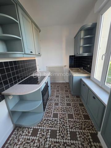 Charmante maison de bourg avec jardin et balcon
Idéalement située à mi-chemin entre L’Aigle et Argentan, à seulement 25 minutes, et à environ 15 minutes de Sées et de Gacé, cette charmante maison de bourg bénéficie d’un emplacement privilégié, à proximité immédiate à pied des commerces et de l’école.
La maison se compose, au rez-de-chaussée, d’une entrée desservant un salon lumineux, d’un séjour agréable ainsi que d’une cuisine aménagée et équipée, indépendante tout en étant attenante au séjour. Un WC complète ce niveau.
À l’étage, un palier dessert une spacieuse chambre lumineuse avec balcon privatif, une salle d’eau, un bureau ainsi qu’une seconde chambre. Un grenier offre également un espace de rangement supplémentaire.
La propriété dispose par ailleurs d’un sous-sol à usage de chaufferie ainsi que d’un garage préfabriqué.
Vous serez séduits par son terrain agréable et bien agencé d'environ 850m2 , agrémenté notamment de plusieurs arbres fruitiers, offrant un cadre de vie paisible tout en restant proche de toutes les commodités.
Les atouts : 
Commerces et école accessibles à pied / Arrêt de bus à proximité 
Garage et sous-sol
Assainissement collectif
Une maison pleine de charme, bénéficiant d’un emplacement recherché et d’un agréable environnement. 
Chauffage par chauffage central au fioul (chaudière vieillissante) 
Une visite s’impose !