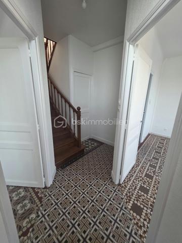 Charmante maison de bourg avec jardin et balcon
Idéalement située à mi-chemin entre L’Aigle et Argentan, à seulement 25 minutes, et à environ 15 minutes de Sées et de Gacé, cette charmante maison de bourg bénéficie d’un emplacement privilégié, à proximité immédiate à pied des commerces et de l’école.
La maison se compose, au rez-de-chaussée, d’une entrée desservant un salon lumineux, d’un séjour agréable ainsi que d’une cuisine aménagée et équipée, indépendante tout en étant attenante au séjour. Un WC complète ce niveau.
À l’étage, un palier dessert une spacieuse chambre lumineuse avec balcon privatif, une salle d’eau, un bureau ainsi qu’une seconde chambre. Un grenier offre également un espace de rangement supplémentaire.
La propriété dispose par ailleurs d’un sous-sol à usage de chaufferie ainsi que d’un garage préfabriqué.
Vous serez séduits par son terrain agréable et bien agencé d'environ 850m2 , agrémenté notamment de plusieurs arbres fruitiers, offrant un cadre de vie paisible tout en restant proche de toutes les commodités.
Les atouts : 
Commerces et école accessibles à pied / Arrêt de bus à proximité 
Garage et sous-sol
Assainissement collectif
Une maison pleine de charme, bénéficiant d’un emplacement recherché et d’un agréable environnement. 
Chauffage par chauffage central au fioul (chaudière vieillissante) 
Une visite s’impose !