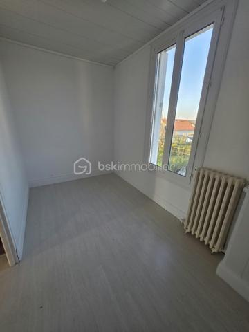 Charmante maison de bourg avec jardin et balcon
Idéalement située à mi-chemin entre L’Aigle et Argentan, à seulement 25 minutes, et à environ 15 minutes de Sées et de Gacé, cette charmante maison de bourg bénéficie d’un emplacement privilégié, à proximité immédiate à pied des commerces et de l’école.
La maison se compose, au rez-de-chaussée, d’une entrée desservant un salon lumineux, d’un séjour agréable ainsi que d’une cuisine aménagée et équipée, indépendante tout en étant attenante au séjour. Un WC complète ce niveau.
À l’étage, un palier dessert une spacieuse chambre lumineuse avec balcon privatif, une salle d’eau, un bureau ainsi qu’une seconde chambre. Un grenier offre également un espace de rangement supplémentaire.
La propriété dispose par ailleurs d’un sous-sol à usage de chaufferie ainsi que d’un garage préfabriqué.
Vous serez séduits par son terrain agréable et bien agencé d'environ 850m2 , agrémenté notamment de plusieurs arbres fruitiers, offrant un cadre de vie paisible tout en restant proche de toutes les commodités.
Les atouts : 
Commerces et école accessibles à pied / Arrêt de bus à proximité 
Garage et sous-sol
Assainissement collectif
Une maison pleine de charme, bénéficiant d’un emplacement recherché et d’un agréable environnement. 
Chauffage par chauffage central au fioul (chaudière vieillissante) 
Une visite s’impose !