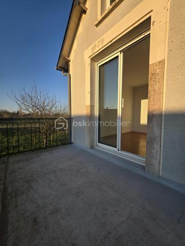 Charmante maison de bourg avec jardin et balcon
Idéalement située à mi-chemin entre L’Aigle et Argentan, à seulement 25 minutes, et à environ 15 minutes de Sées et de Gacé, cette charmante maison de bourg bénéficie d’un emplacement privilégié, à proximité immédiate à pied des commerces et de l’école.
La maison se compose, au rez-de-chaussée, d’une entrée desservant un salon lumineux, d’un séjour agréable ainsi que d’une cuisine aménagée et équipée, indépendante tout en étant attenante au séjour. Un WC complète ce niveau.
À l’étage, un palier dessert une spacieuse chambre lumineuse avec balcon privatif, une salle d’eau, un bureau ainsi qu’une seconde chambre. Un grenier offre également un espace de rangement supplémentaire.
La propriété dispose par ailleurs d’un sous-sol à usage de chaufferie ainsi que d’un garage préfabriqué.
Vous serez séduits par son terrain agréable et bien agencé d'environ 850m2 , agrémenté notamment de plusieurs arbres fruitiers, offrant un cadre de vie paisible tout en restant proche de toutes les commodités.
Les atouts : 
Commerces et école accessibles à pied / Arrêt de bus à proximité 
Garage et sous-sol
Assainissement collectif
Une maison pleine de charme, bénéficiant d’un emplacement recherché et d’un agréable environnement. 
Chauffage par chauffage central au fioul (chaudière vieillissante) 
Une visite s’impose !