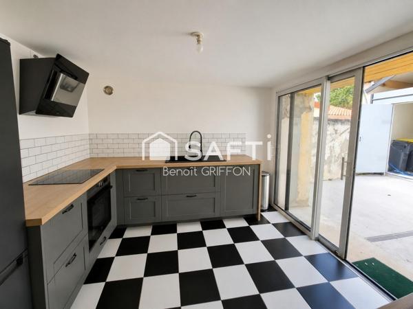 Maison rénovée avec patio et dépendance