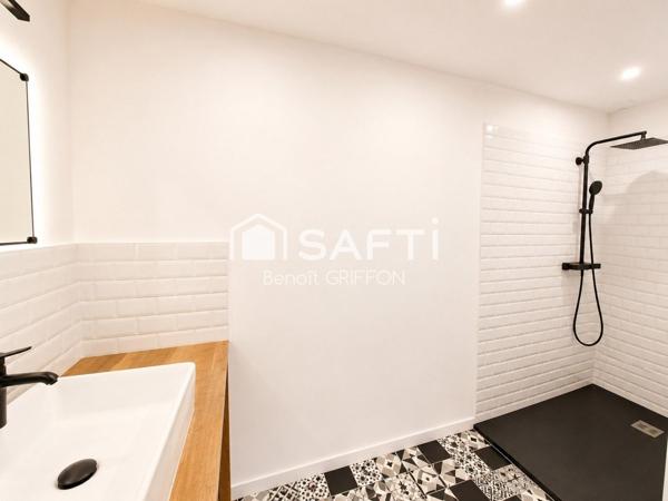Maison rénovée avec patio et dépendance