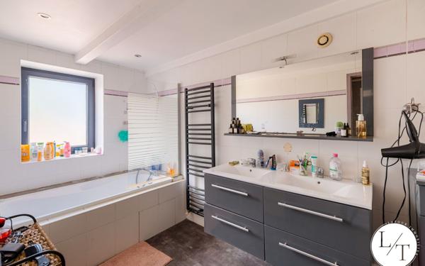 Maison à vendre    6 pièces • 220 m2 Saint-Laurent-de-Mure