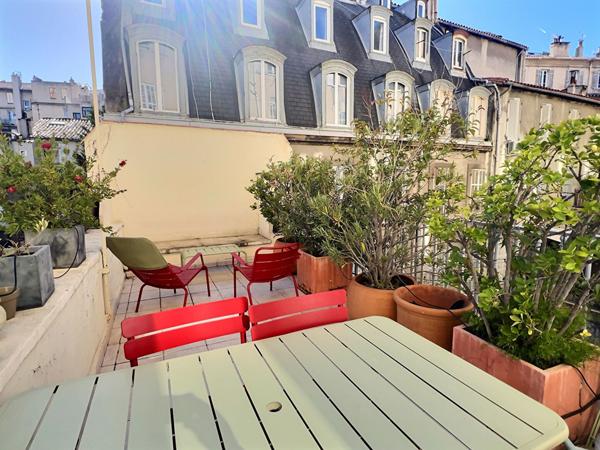 A vendre appartement de type 5/6 à Marseille 13006 avec une terrasse et deux chambres de bonne