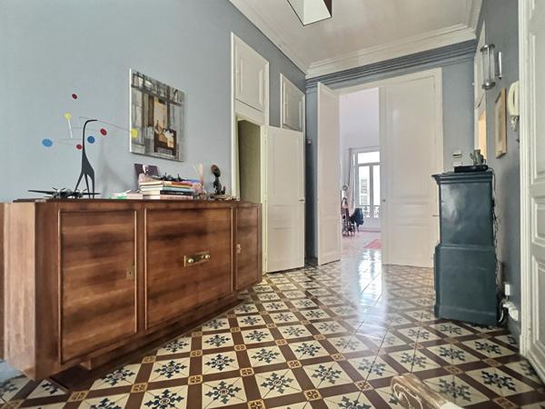 A vendre appartement de type 5/6 à Marseille 13006 avec une terrasse et deux chambres de bonne