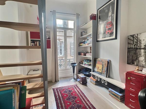 A vendre appartement de type 5/6 à Marseille 13006 avec une terrasse et deux chambres de bonne
