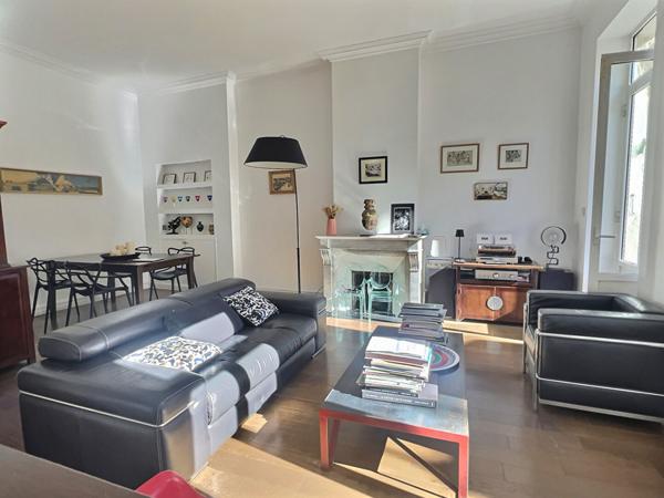 A vendre appartement de type 5/6 à Marseille 13006 avec une terrasse et deux chambres de bonne