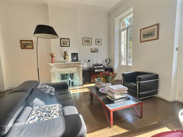 A vendre appartement de type 5/6 à Marseille 13006 avec une terrasse et deux chambres de bonne