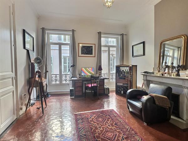 A vendre appartement de type 5/6 à Marseille 13006 avec une terrasse et deux chambres de bonne