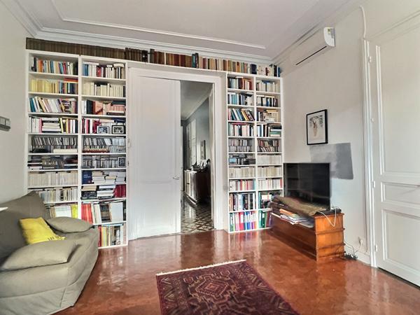 A vendre appartement de type 5/6 à Marseille 13006 avec une terrasse et deux chambres de bonne